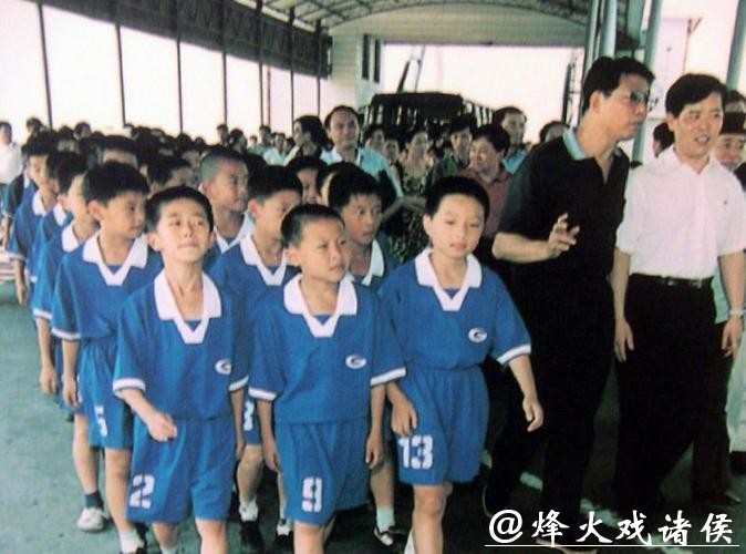 根宝足球基地迎“首位接班人”,吕文君退役转型挂帅海港“一生一世队” 根宝足球基地迎“首位接班人”,吕文君退役转型挂帅海港“一生一世队”